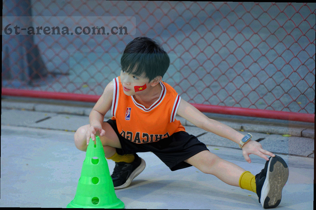 夜间办公楼窗前映出球场灯光的抽象剪影