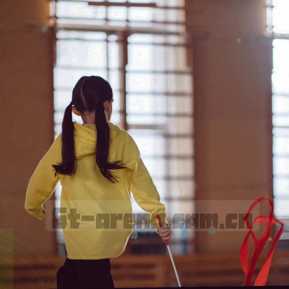 转播间工作台特写，多屏显示抽象数据条与草皮色块，无人物面部